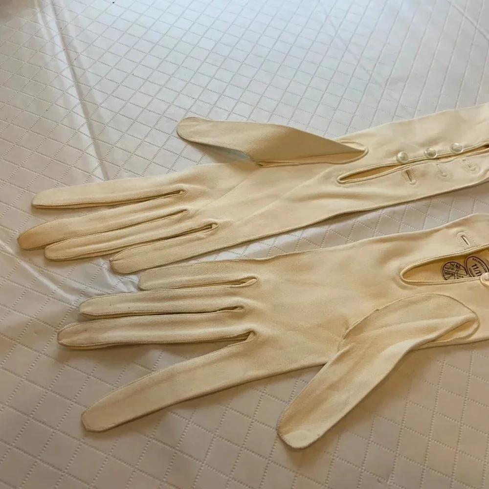 Vintage Galeries Lafayette Grand Prix Paris Suede Extra White Gloves